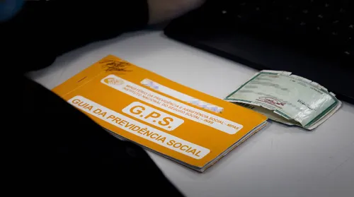 Receita barra R$ 1 bi em golpe do salário-maternidade do INSS - Imagem