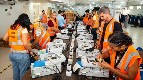 Urnas que serão usadas nas eleições de outubro começam a receber carga e lacre - Imagem