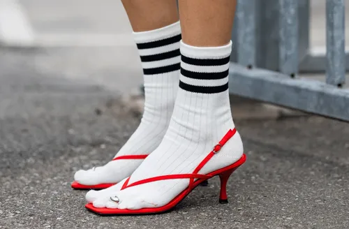 Meia com sandália conquista o street style
