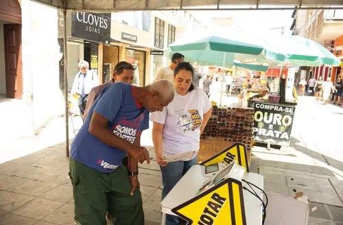 Projeto ‘Rolê com a Pilili’ orienta eleitores no Centro sobre votação