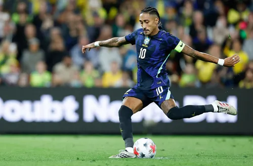 Raphinha é cortado da Seleção após sentir desconforto muscular