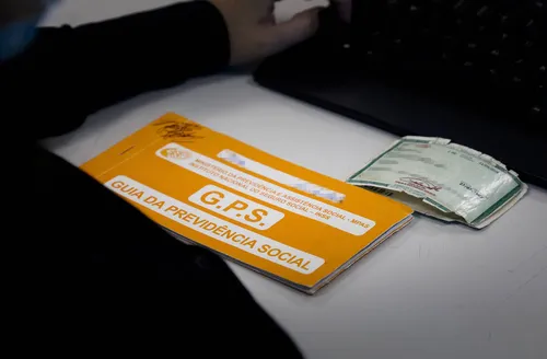 Receita barra R$ 1 bi em golpe do salário-maternidade do INSS