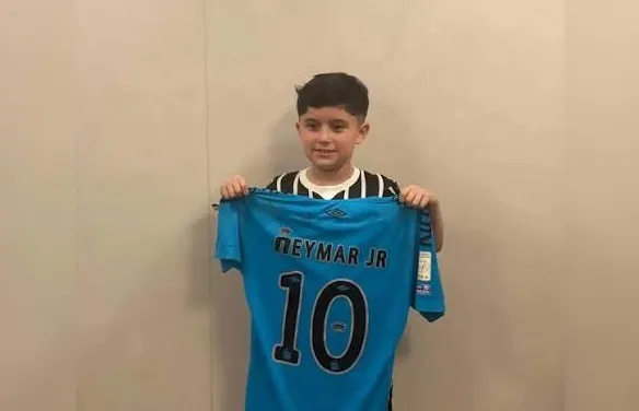 Ele ganhou a camisa; adultos perderam a vergonha