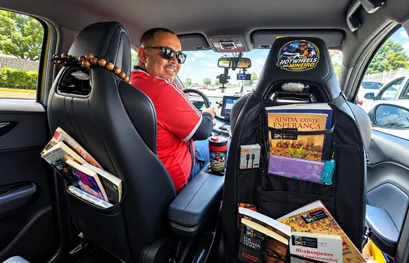Motorista por app cria projeto de incentivo à leitura em Maceió
