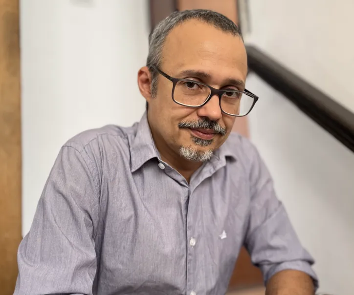 Aos 53 anos, autor alagoano quer circular pelo Brasil com uma mensagem simples: 'a literatura tem muita força'