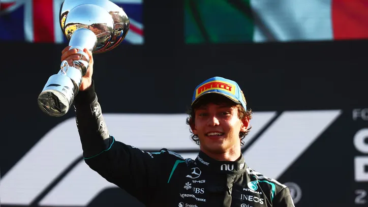Andrea Kimi Antonelli exibe troféu após vencer o GP da Itália