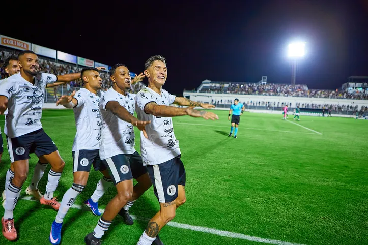 Jogadores do ASA comemoram segundo gol sobre o Gama