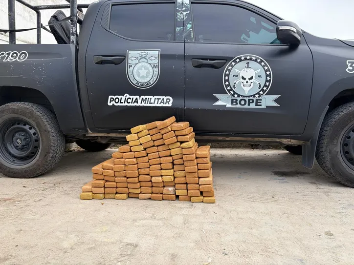 Imagem ilustrativa da imagem BOPE prende idoso de 69 anos com aproximadamente 100 kg de maconha em Marechal Deodoro