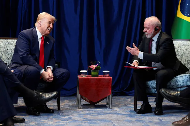 Presidentes Donald Trump e Lula durante encontro na Malásia