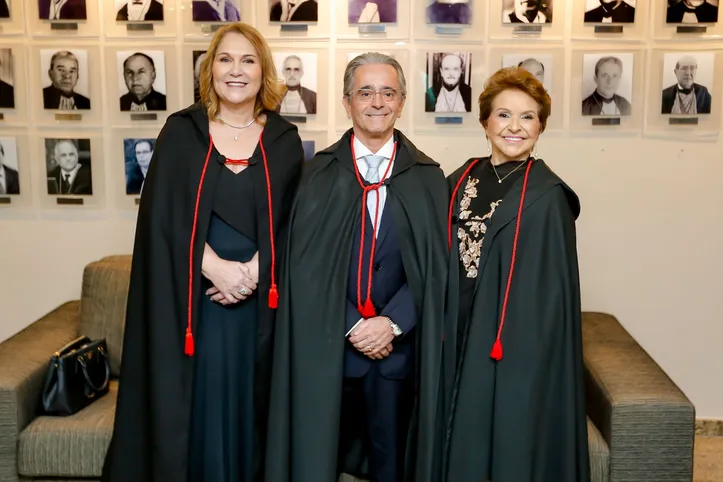 O presidente do Tribunal de Justiça de Alagoas, FÁBIO BITTENCOURT, destacou que a chegada das desembargadoras SILVANA LESSA e ANA FLORINDA à Corte representa mais um passo importante no processo de ampliação da participação feminina nos espaços de decisão do Judiciário estadual