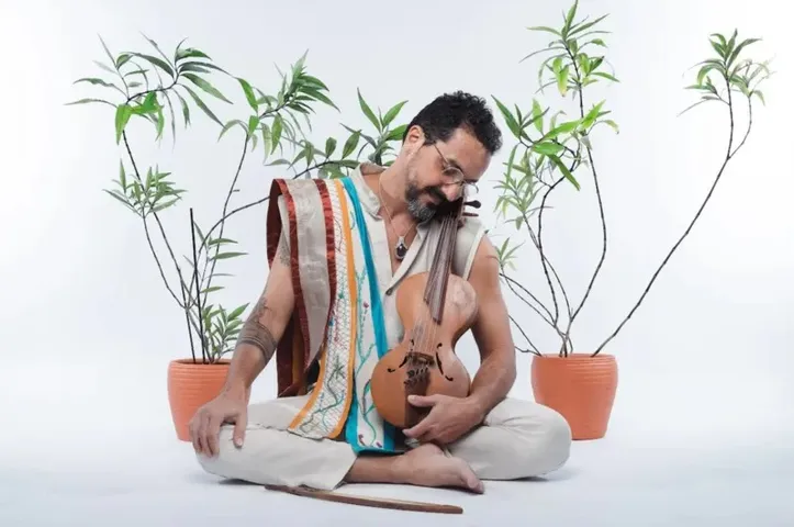Imagem ilustrativa da imagem Cláudio Rabeca leva forró, cavalo-marinho e maracatu ao Vozes do Velho Chico
