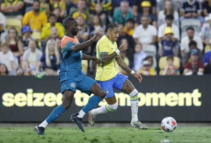 Raphinha (D) é um dos três atletas que seguem no time titular