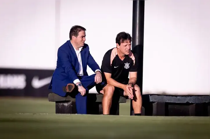 Fernando Diniz (D) está pressionado no comando do Timão