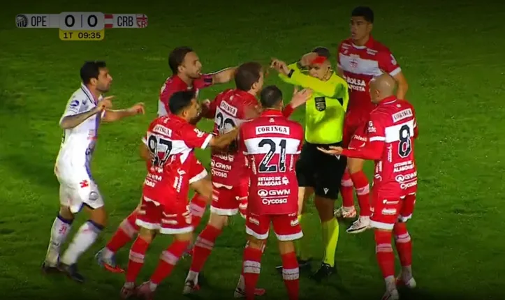 Jogadores do CRB contestam expulsão de Lucas Lovat no primeiro tempo
