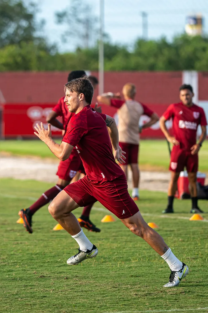 Zagueiro Bressan retorna de suspensão e será opção no CRB