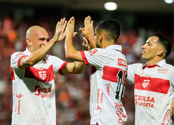 Jogadores comemoram gol e vitória do CRB