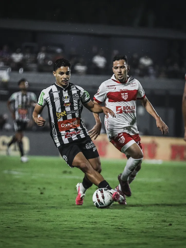 Dadá Belmonte (D) marcou o primeiro tento regatiano na partida