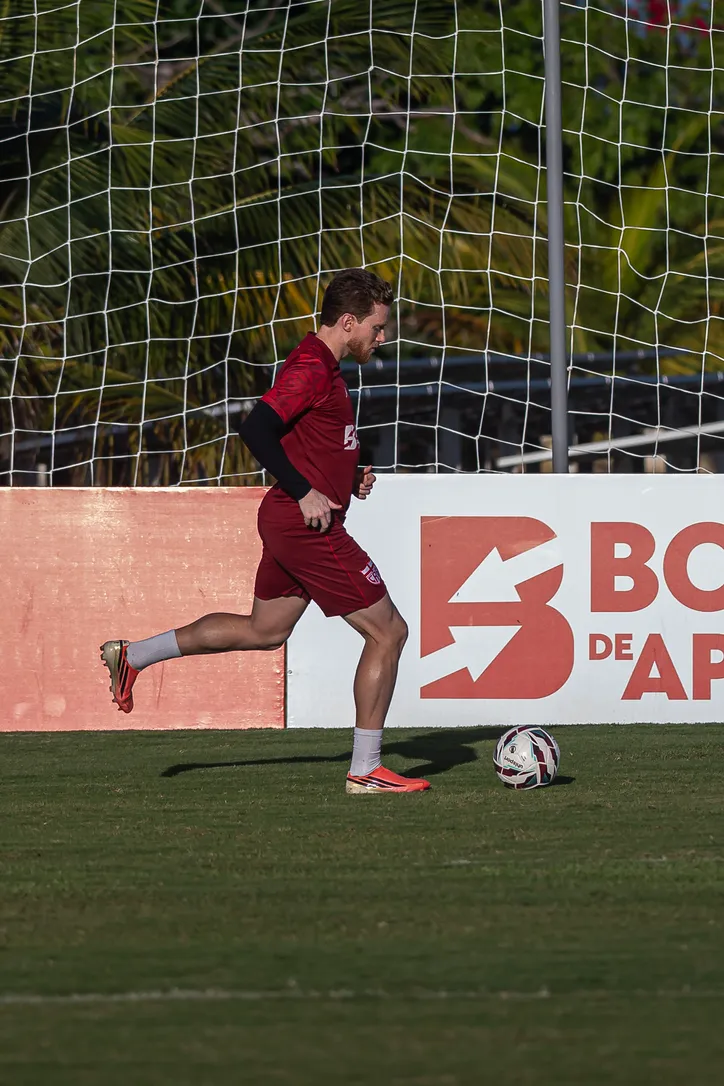 Lucas Lovat disputa titularidade na lateral-esquerda do CRB