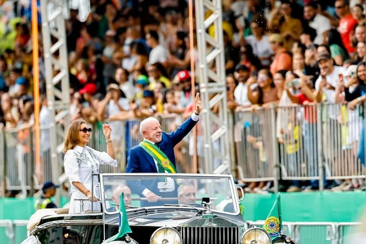 Presidente Lula e a primeira-dama Janja desfilaram em carro aberto pela Esplanada dos Ministérios