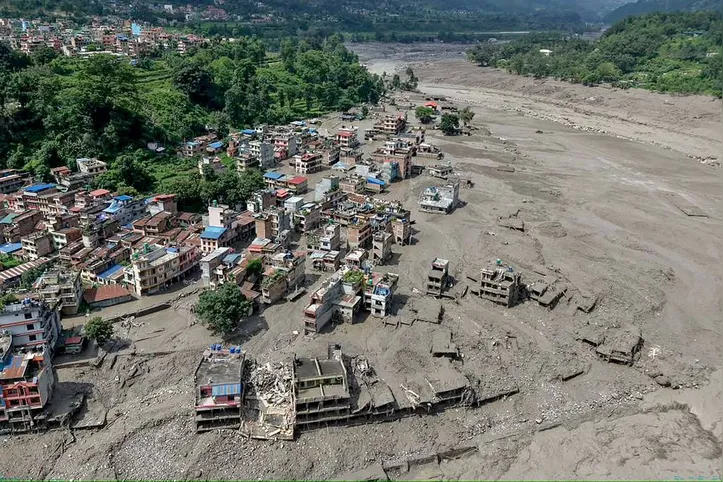 Casas ficam parcialmente submersas em águas barrentas