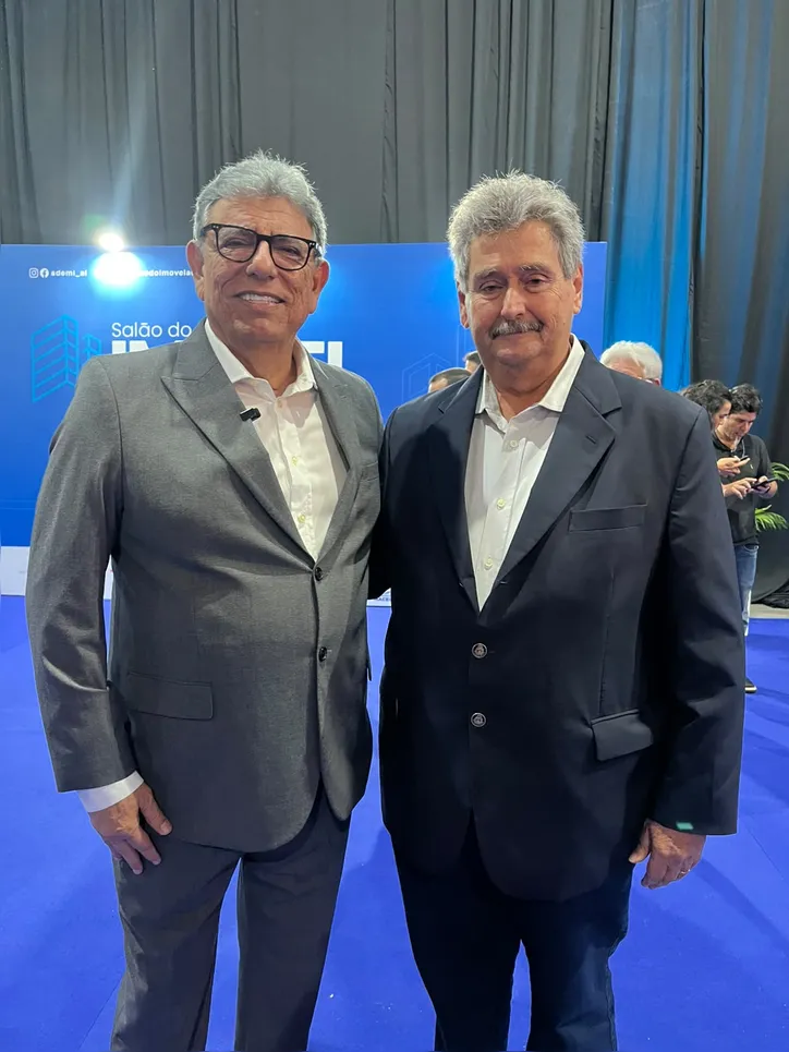 O presidente da Ademi-AL, OSMAN RAMIRES (à esquerda), e o presidente do Sinduscon-AL, JOSÉ NOGUEIRA, comemoram o sucesso do Salão do Imóvel Ademi 2026, que movimentou o mercado imobiliário alagoano nos últimos dias