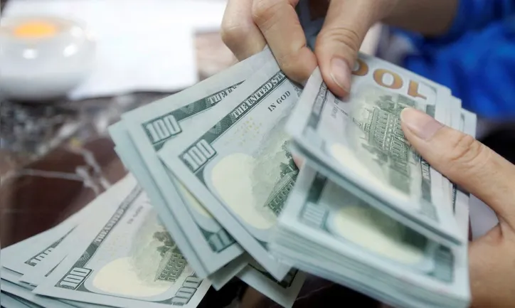 O dólar chegou a subir mais de 1% durante a manhã de ontem