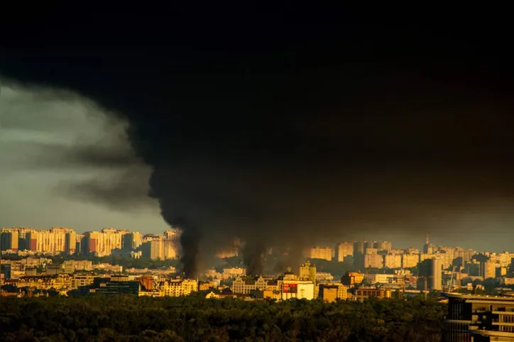 Fumaça sobe após ataque com mísseis russos contra Kiev