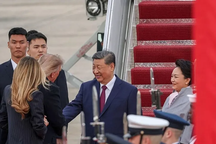 Imagem ilustrativa da imagem Em gesto raro, Trump recebe Xi Jinping em pista de aeroporto