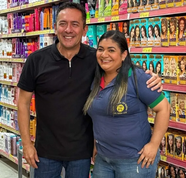 Empresário CELSO PESSOA, do Grupo Andrade, percorre os municípios alagoanos para apresentar empreendedores que são destaque no varejo alagoano, dentro do projeto “Na Rota com o CEO”. Na foto, com funcionária do Supermercado Santo Antônio, de São Luís do Quitunde
