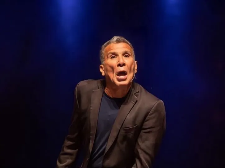 Eri Johnson, ator e comediante carioca com mais de 45 anos de carreira, se apresenta em Maceió