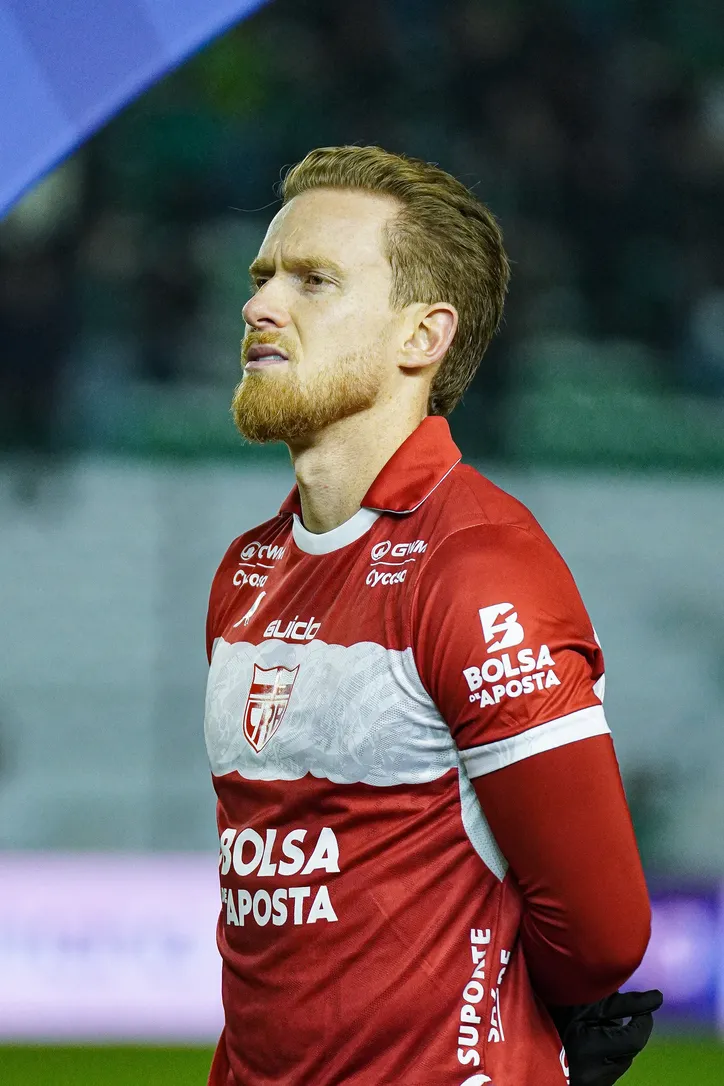 Lateral-esquerdo Lucas Lovat saiu lesionado contra o Juventude