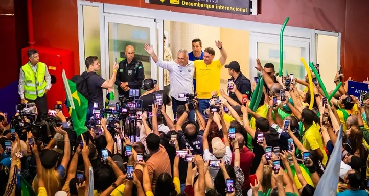 Flávio e Gaspar foram recebidos por multidão ontem de manhã no Aeroporto Zumbi dos Palmares