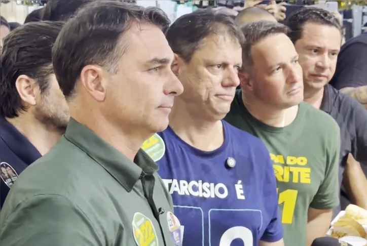 Flávio Bolsonaro participa de ato ao lado de Tarcísio de Freitas