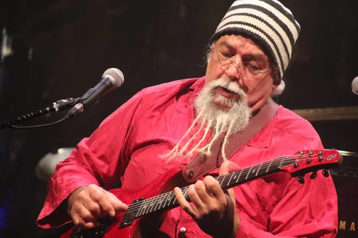 Arismar do Espírito Santo é uma das lendas da guitarra no Brasil