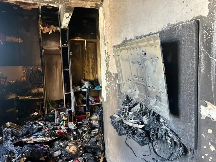 Chamas se espalharam e destruíram o apartamento