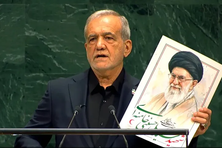 Presidente iraniano Masoud Pezeshkian exibe foto do aiatolá Khamenei durante discurso na ONU