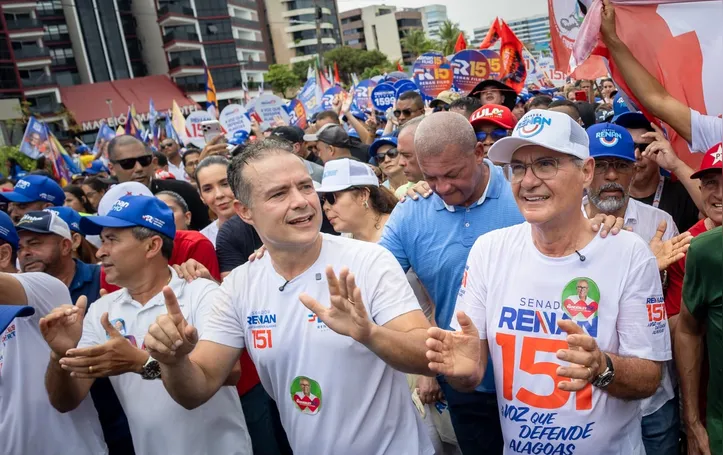 Renan Filho também reuniu apoiadores em caminhada na orla