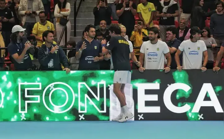 Fonseca (de costas) em vitória do Brasil na Copa Davis