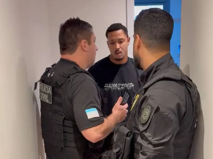 Jogador David Corrêa é abordado por policiais dentro de casa