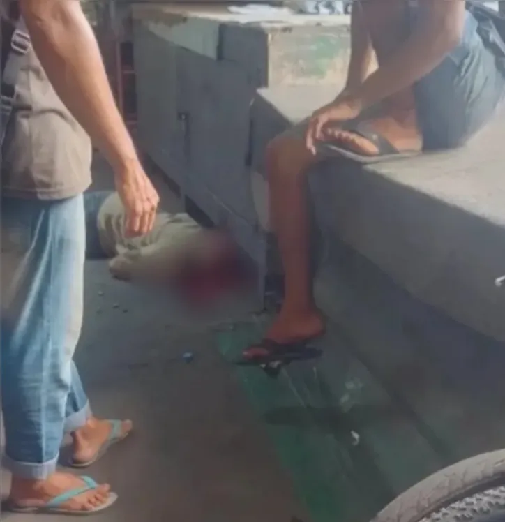 Mike trabalhava como carregador no Mercado da Produção.