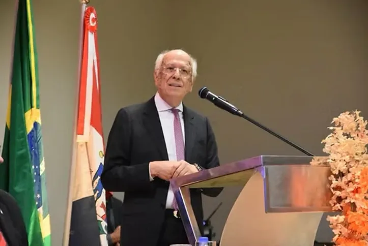 O advogado NABOR BULHÕES teve sua contribuição ao direito reconhecida pelo Sindicato dos Advogados e Advogadas do Estado de Alagoas com a criação da comenda que leva o seu nome. O homenageado foi o primeiro a receber a distinção durante o Congresso de Juristas de Alagoas, aberto na última segunda-feira, no Hotel Jatiúca