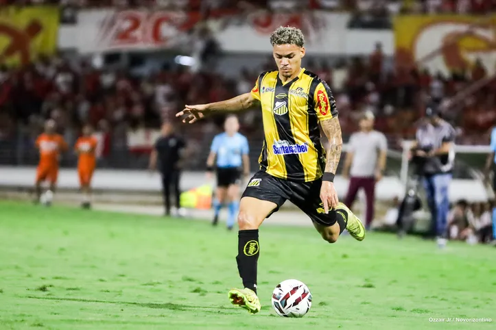 Maykon Jesus em campo, no Trapichão, pelo Novorizontino