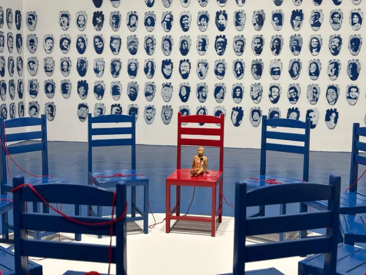 Exposição parte de álbuns de família, retratos e objetos para abordar questões como racismo e apagamentos históricos