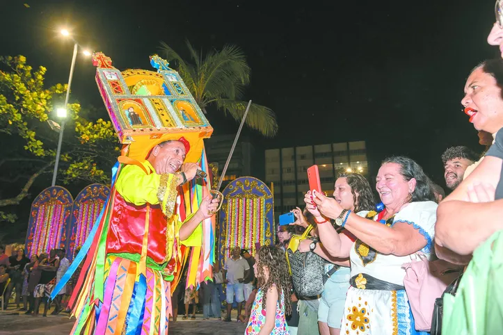 Aos 61 anos, Mestre Peitika conduz os brincantes do Treme-Terra; ele começou no folguedo ainda criança, seguindo os passos do pai, o Mestre Benon