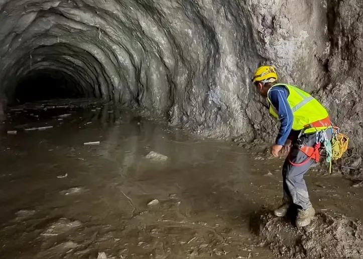 Integrante de equipe de resgate trabalha em busca de vítimas