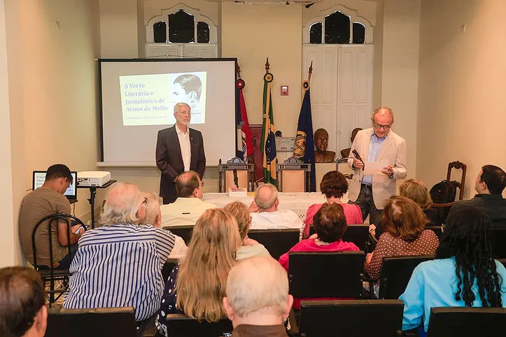 Academia Alagoana de Letras revisitou a trajetória literária e jornalística de Arnon de Mello