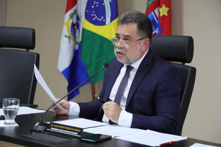 O procurador-geral de Justiça de Alagoas, LEAN ARAÚJO, comemora o sucesso da campanha Agosto Lilás 2026, voltada ao enfrentamento da violência doméstica e familiar contra a mulher. Neste ano, a instituição escolheu abordar a violência vicária
