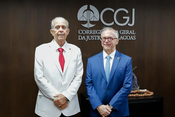 O desembargador FÁBIO FERRARIO (à direita), eleito para o cargo de corregedor-geral da Justiça de Alagoas, conheceu a estrutura e o funcionamento do setor logo após a votação. A visita foi acompanhada pelo atual corregedor-geral, desembargador CELYRIO ADAMASTOR