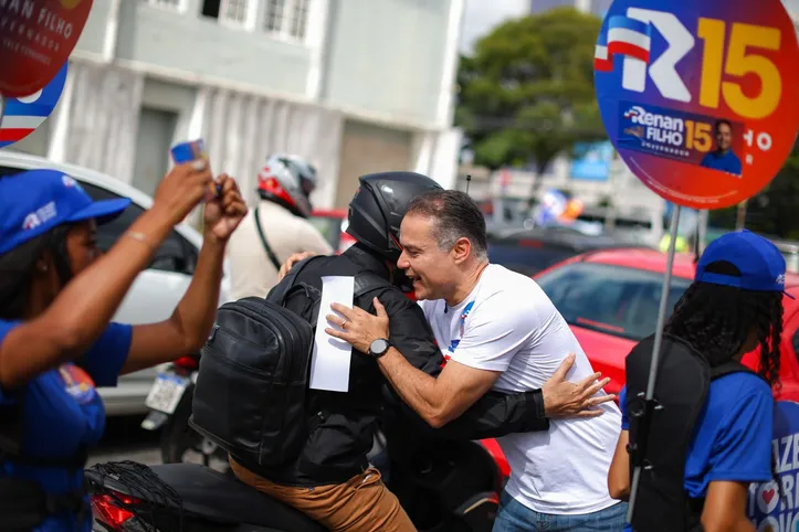 Renan Filho conversou com eleitores durante adesivaço realizado ontem no bairro do Farol