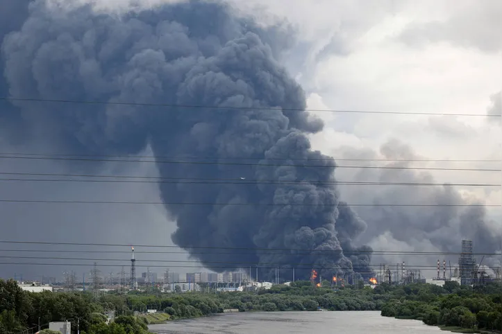 Fumaça em refinaria atingida por drones ucranianos em Moscou